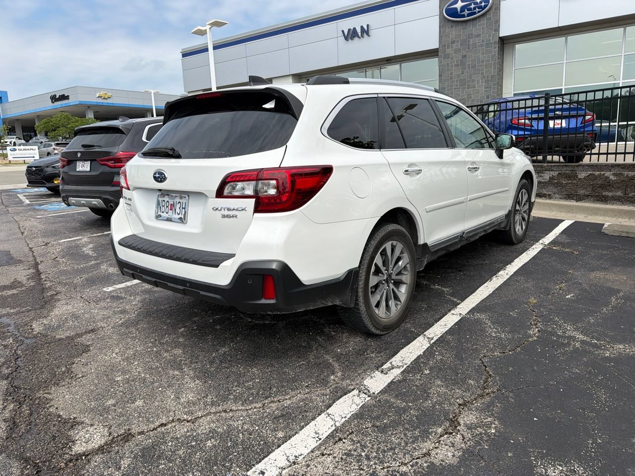 Used 2019 Subaru Outback 3.6R Touring AWD/4WD image 4