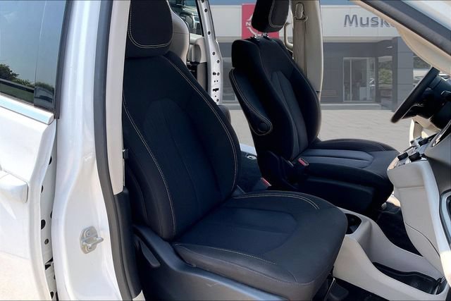 Used 2023 Chrysler Voyager LX FWD image 28