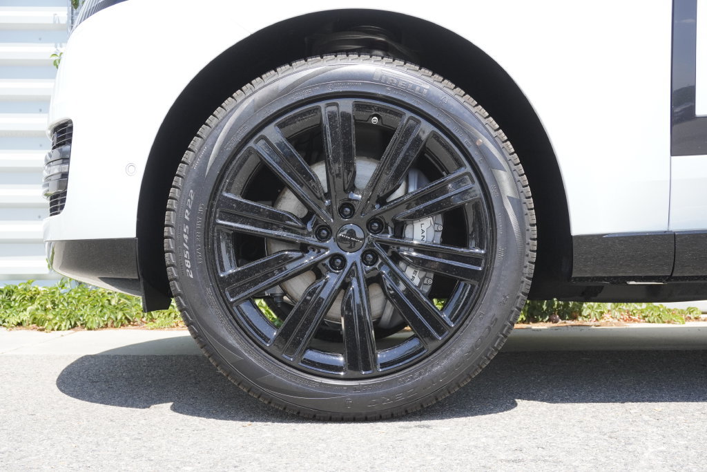 New 2026 Land Rover Range Rover Long Wheelbase SE AWD/4WD image 32