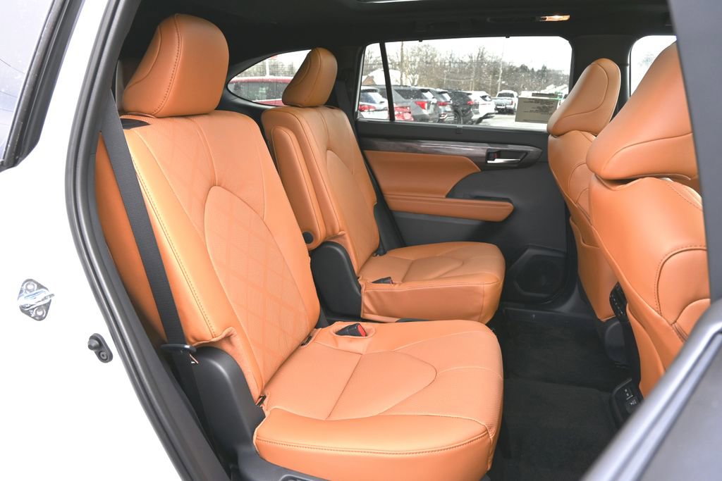 New 2026 Toyota Highlander Platinum image 18