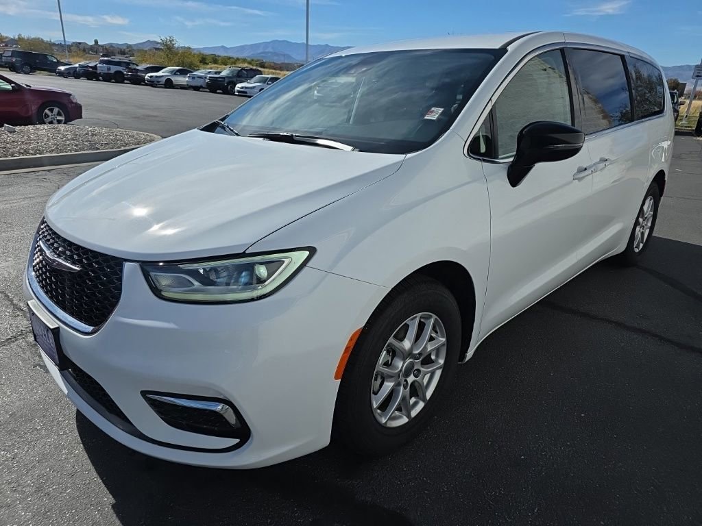 Used 2024 Chrysler Pacifica Touring-L image 8