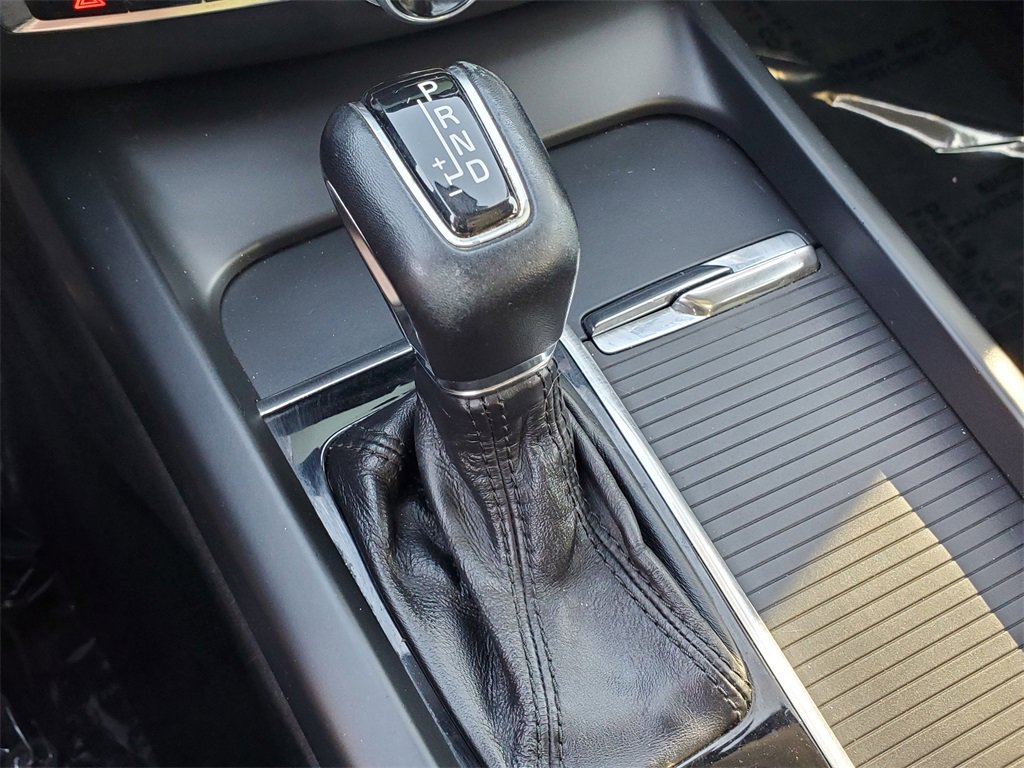 Used 2019 Volvo XC60 T5 Momentum w/ Multimedia Package image 11