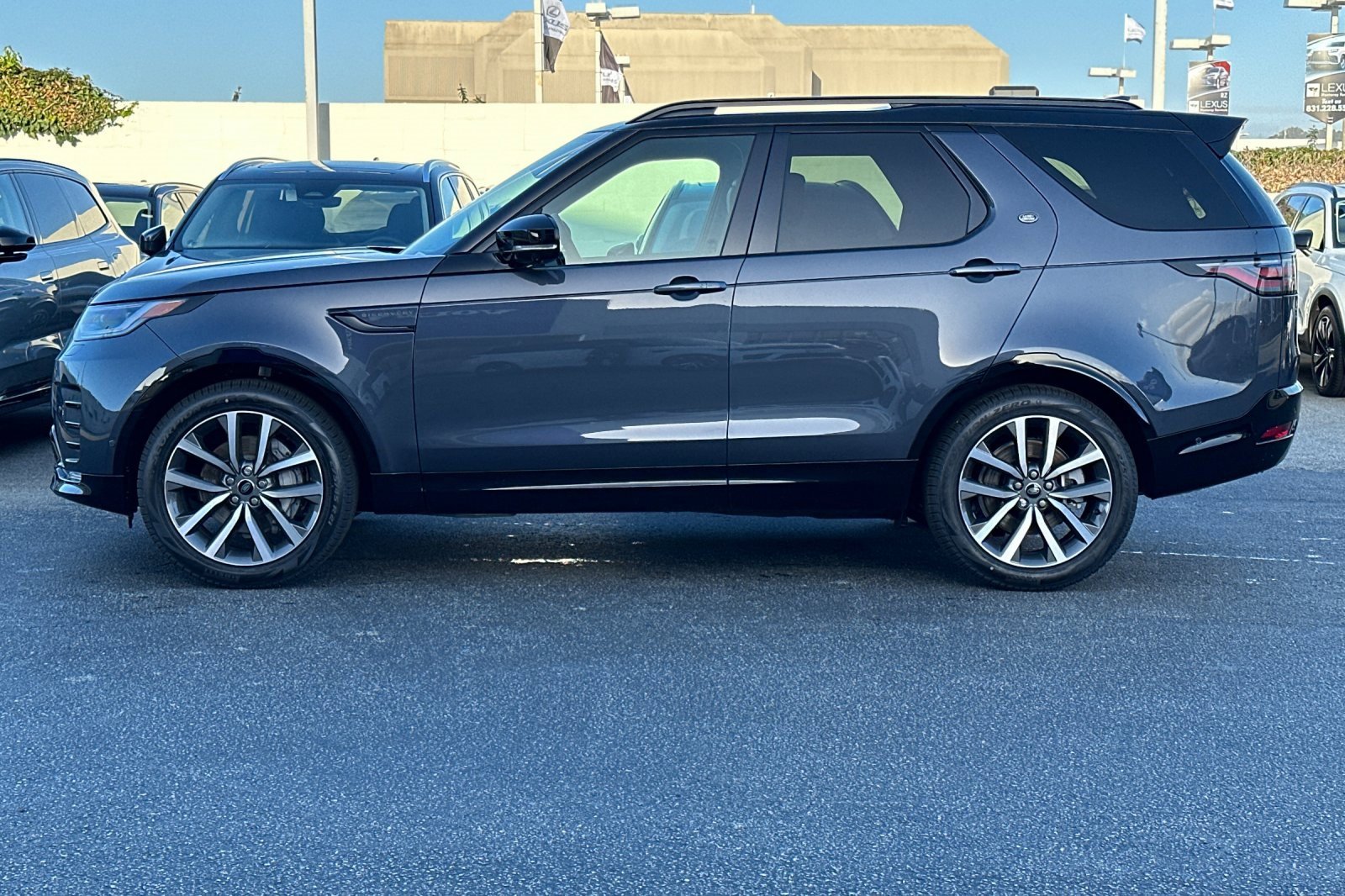 New 2025 Land Rover Discovery Dynamic SE image 2