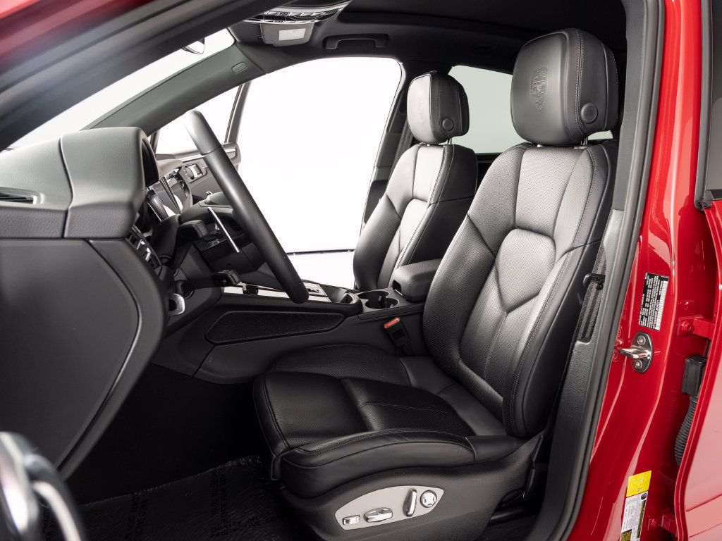 Certified 2026 Porsche Macan AWD/4WD image 5