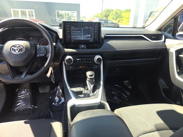 Used 2022 Toyota RAV4 LE AWD/4WD image 17
