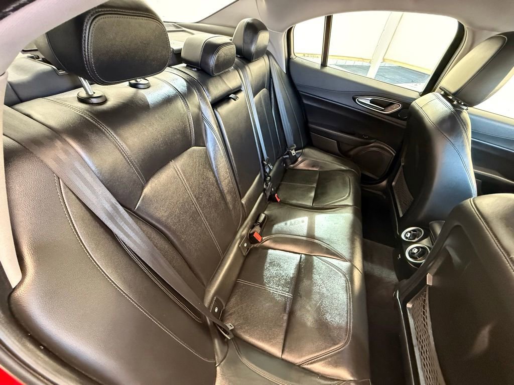 Used 2017 Alfa Romeo Giulia image 14