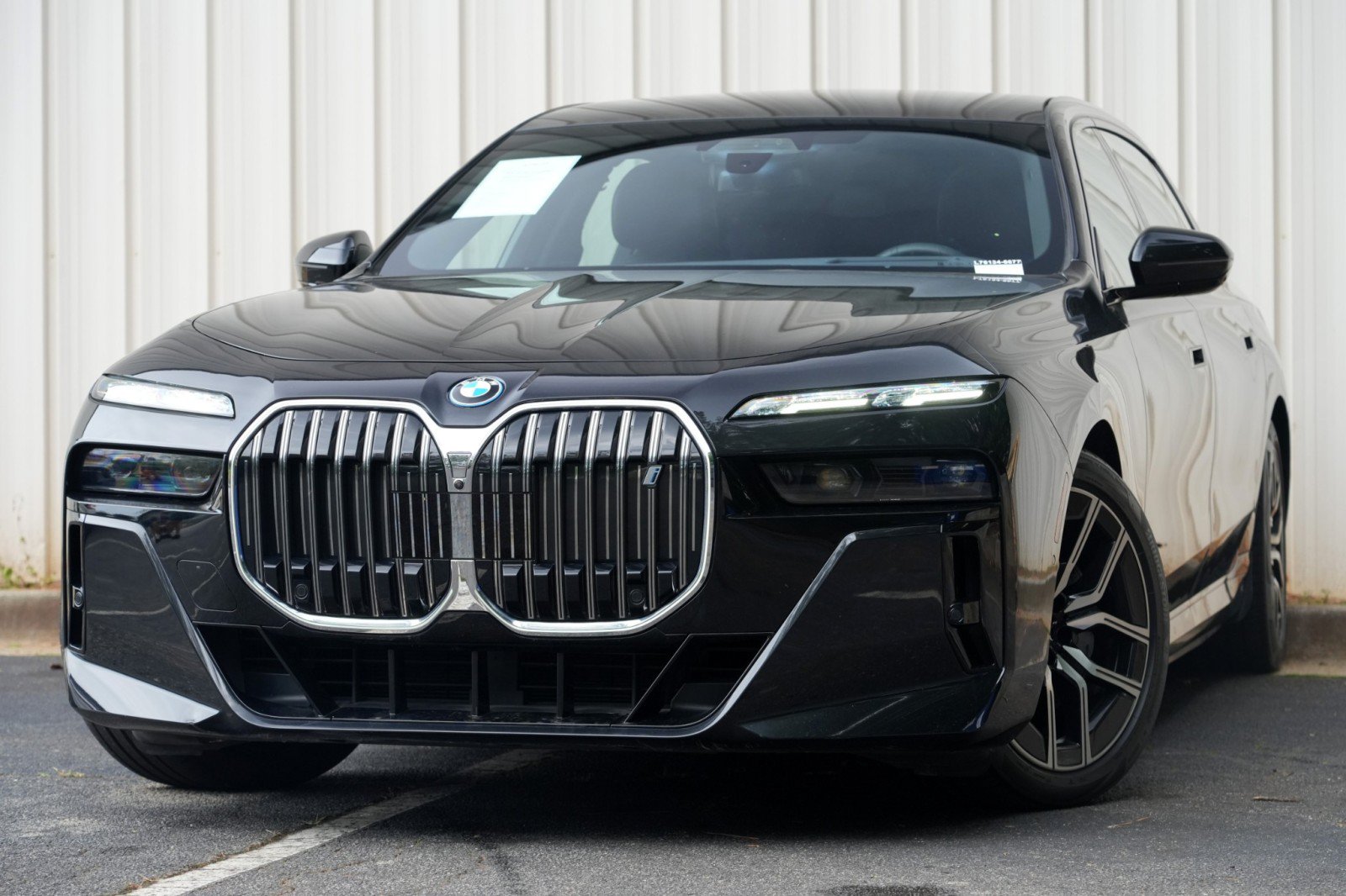 Used 2023 BMW i7 xDrive60 w/ Executive Package 2 AWD/4WD image 3