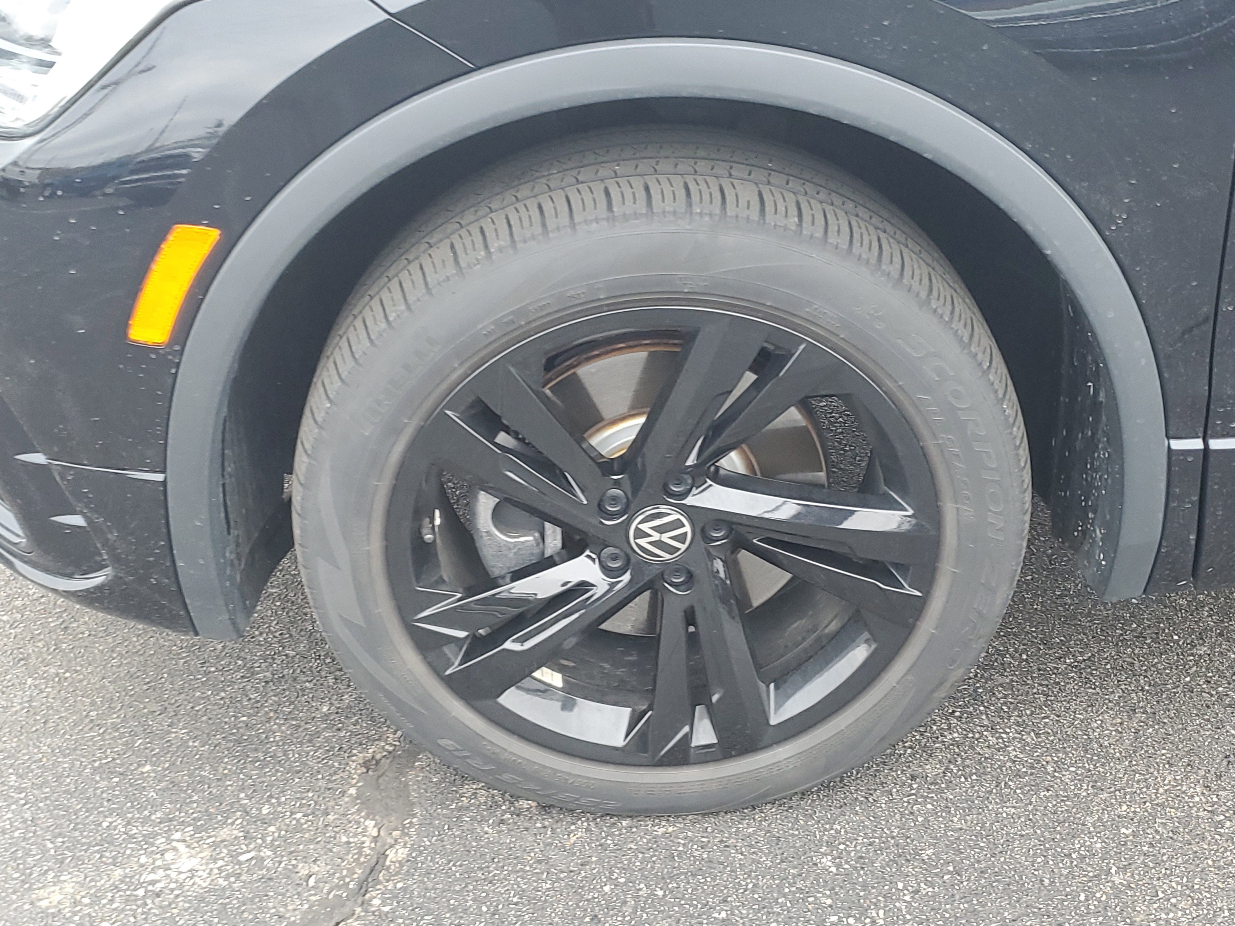 Used 2024 Volkswagen Tiguan SE R-Line image 9