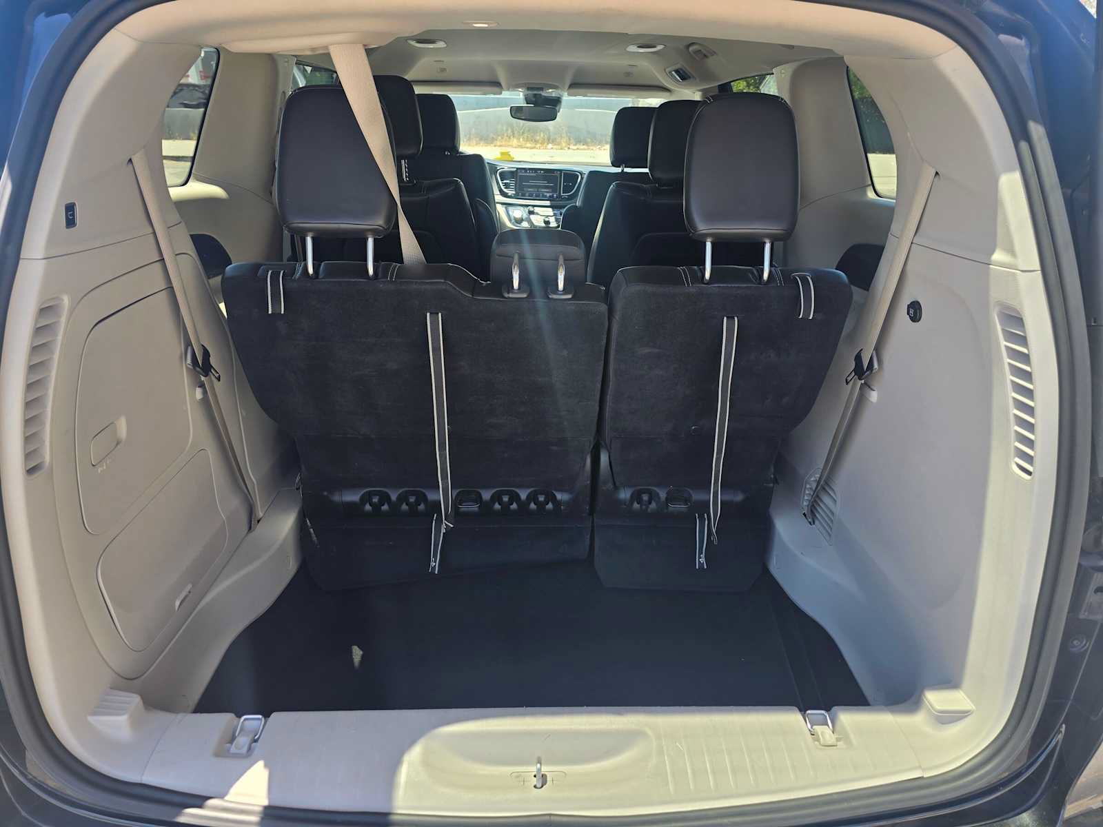 Used 2023 Chrysler Pacifica Touring-L FWD image 15