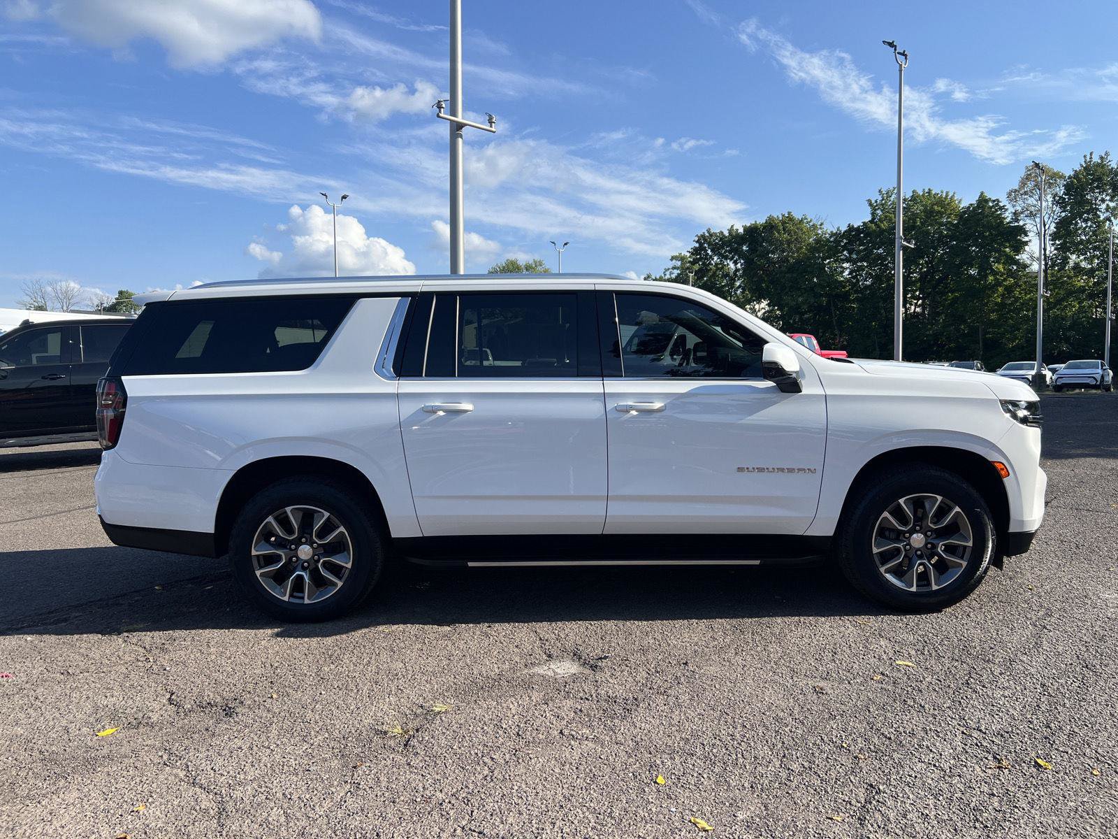 Used 2024 Chevrolet Suburban LT w/ Luxury Package AWD/4WD image 8