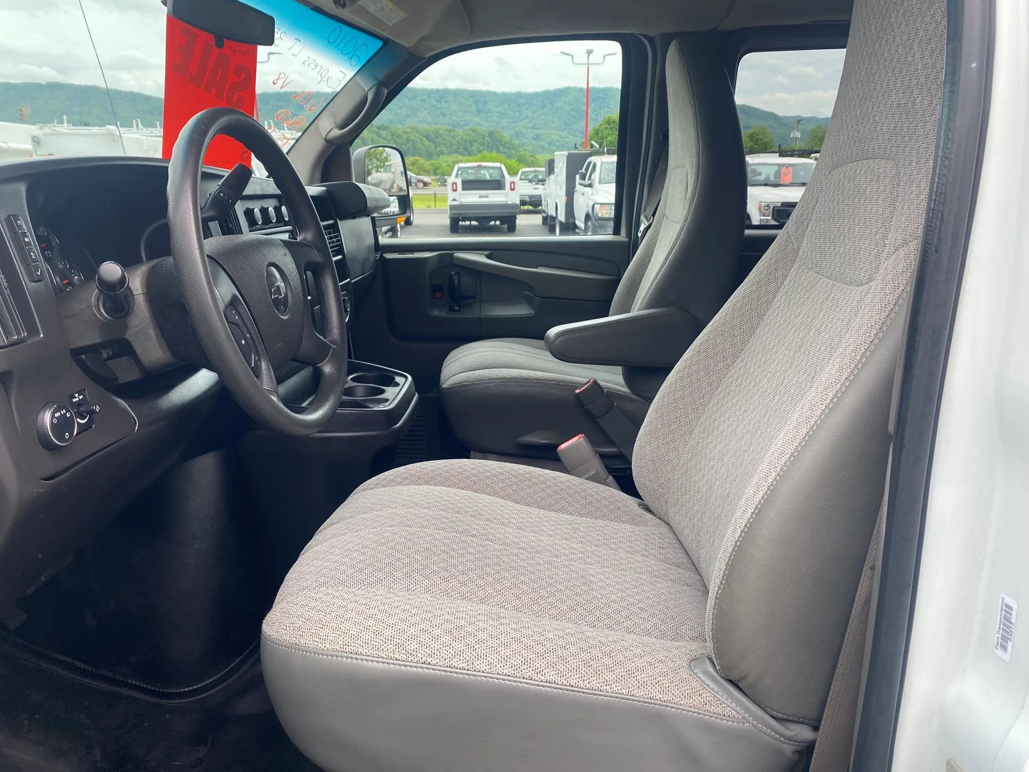 Used 2010 Chevrolet Express 3500 LT w/ LT Preferred Equipment Group RWD image 9