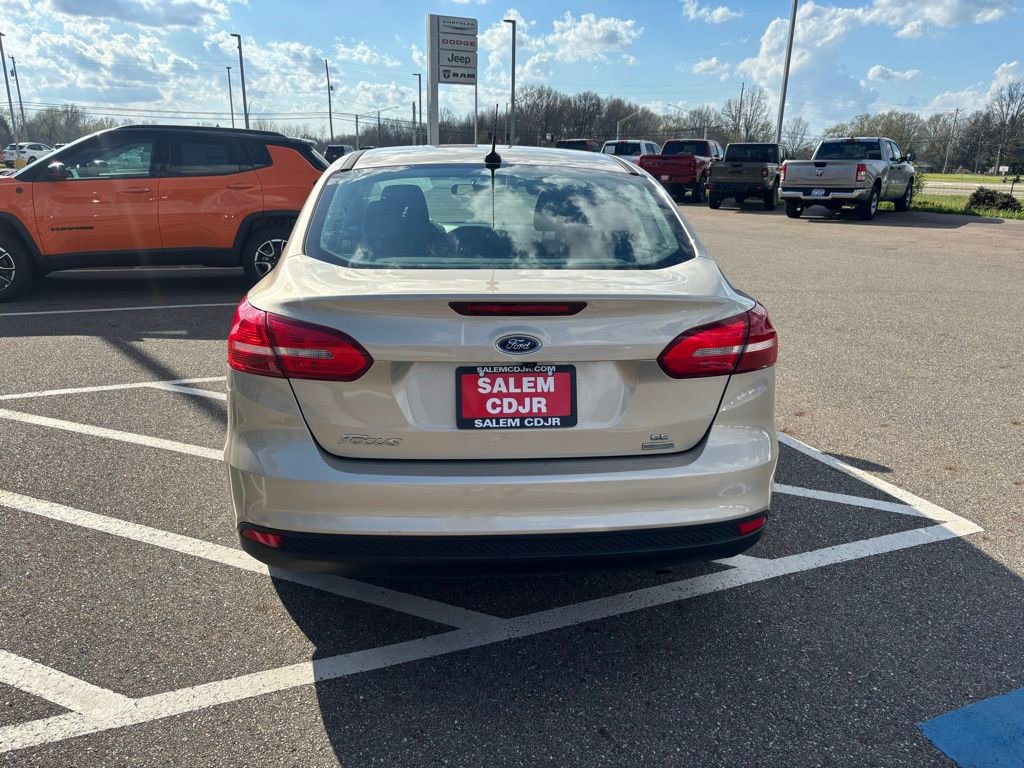 Used 2018 Ford Focus SE w/ SE Appearance Package image 8