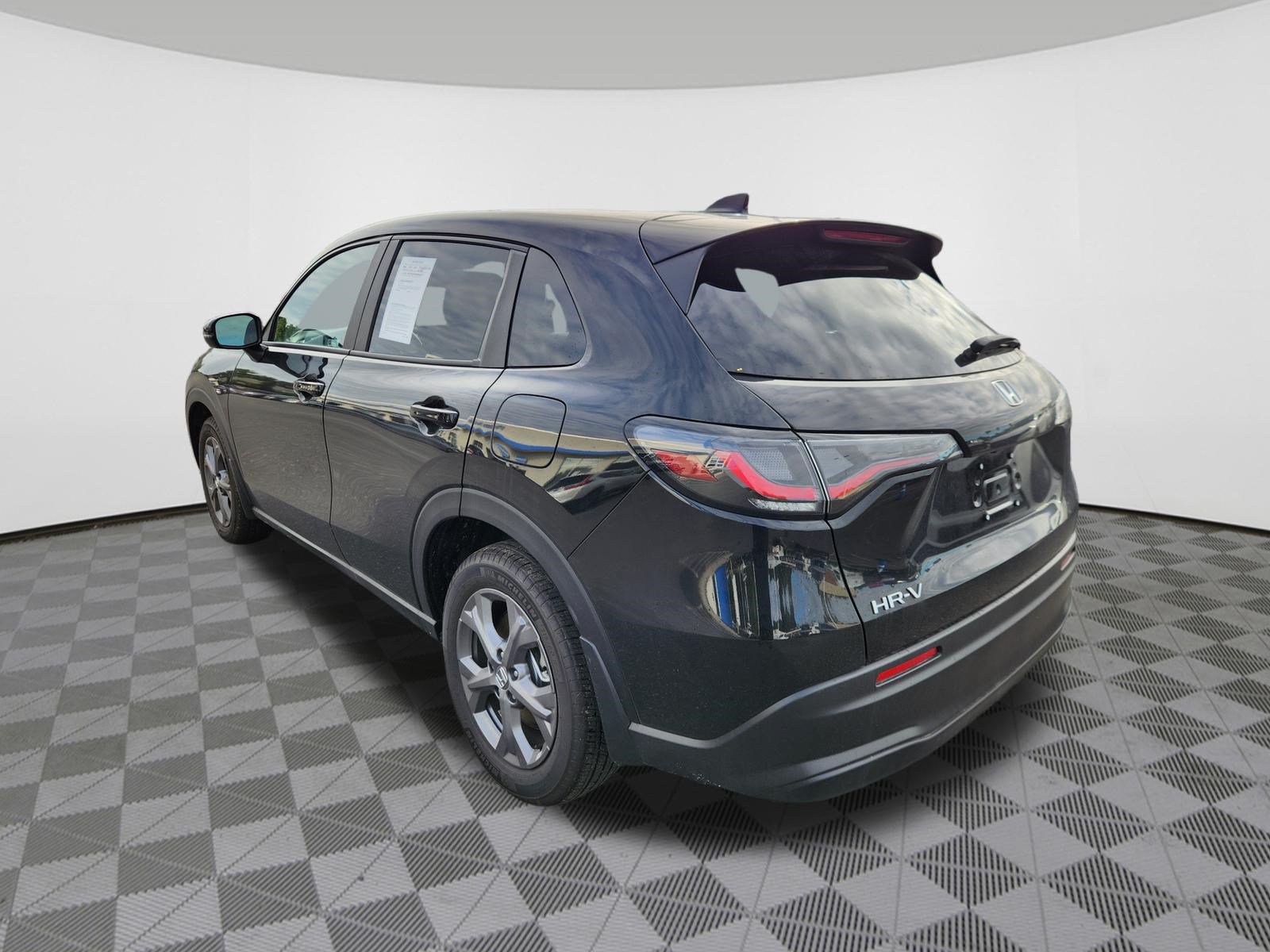 Used 2027 Honda HR-V LX image 3