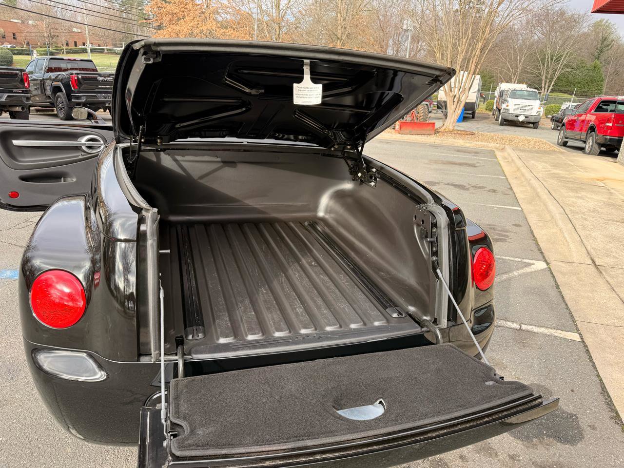 Used 2003 Chevrolet SSR w/ Preferred Equipment Group RWD image 8