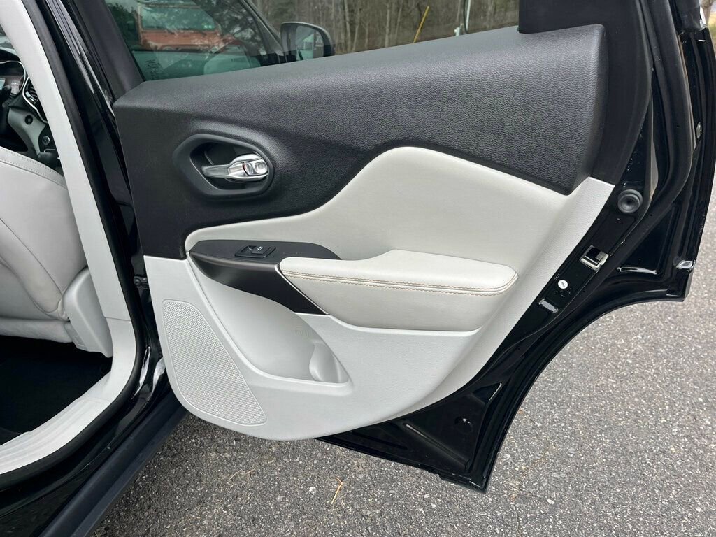 Used 2021 Jeep Cherokee Limited image 24