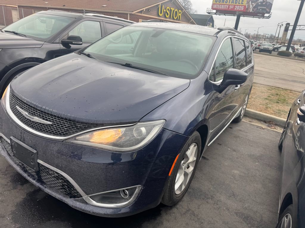 Used 2017 Chrysler Pacifica Touring-L w/ Tire & Wheel Group image 2