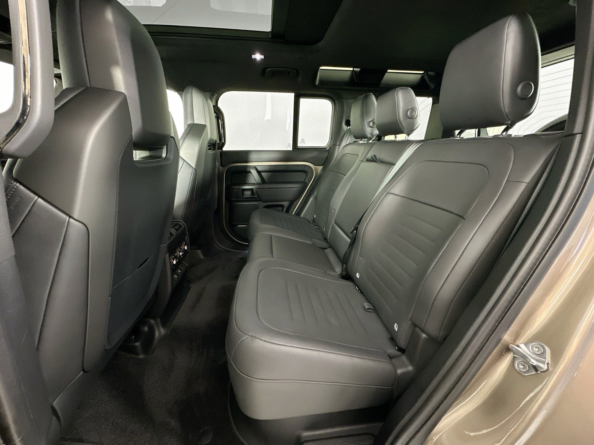 Used 2025 Land Rover Defender 110 image 24