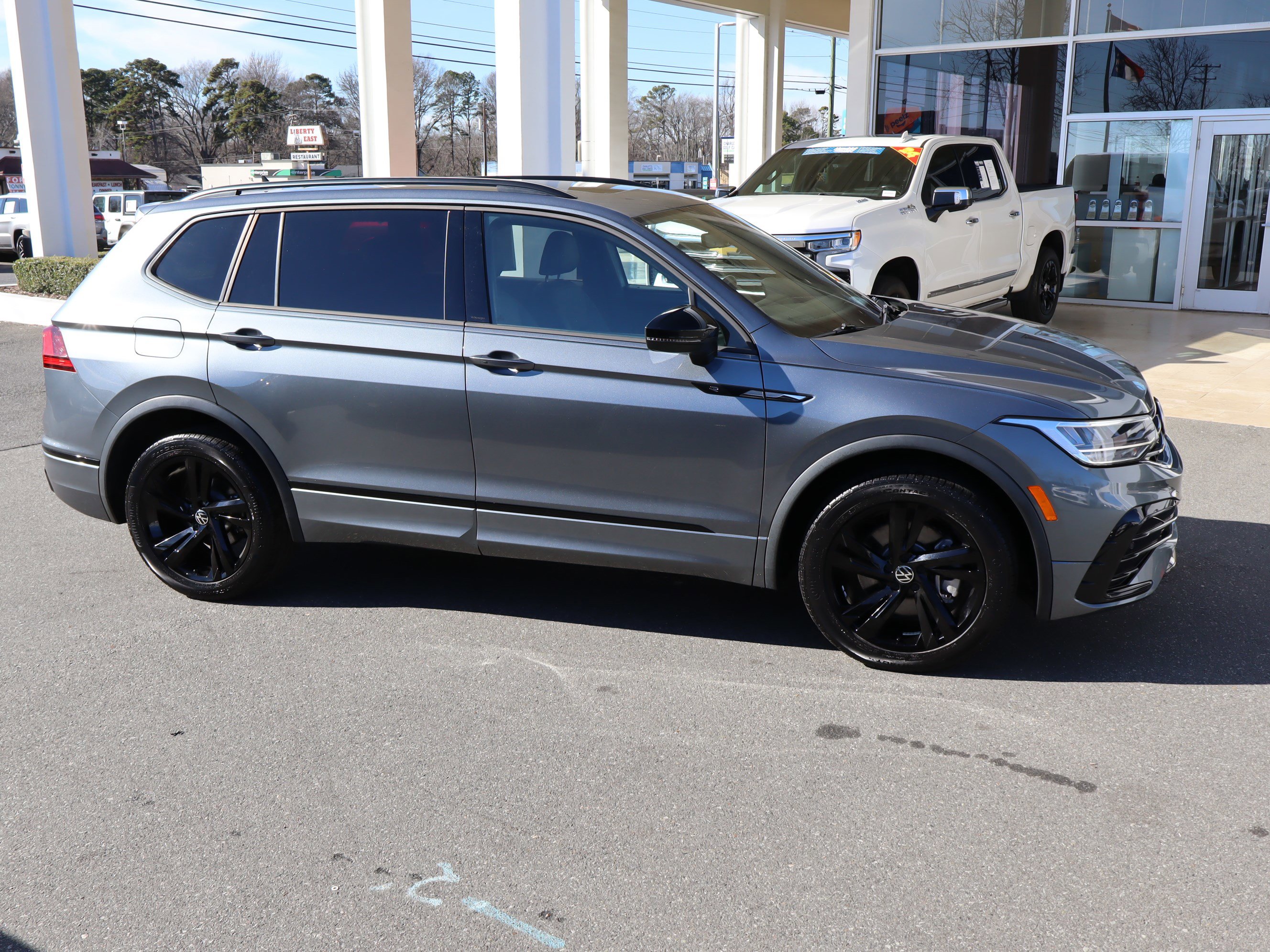Used 2023 Volkswagen Tiguan SE R-Line image 11