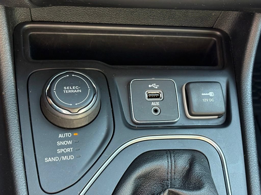 Used 2019 Jeep Cherokee Latitude Plus w/ Cold Weather Group AWD/4WD image 13