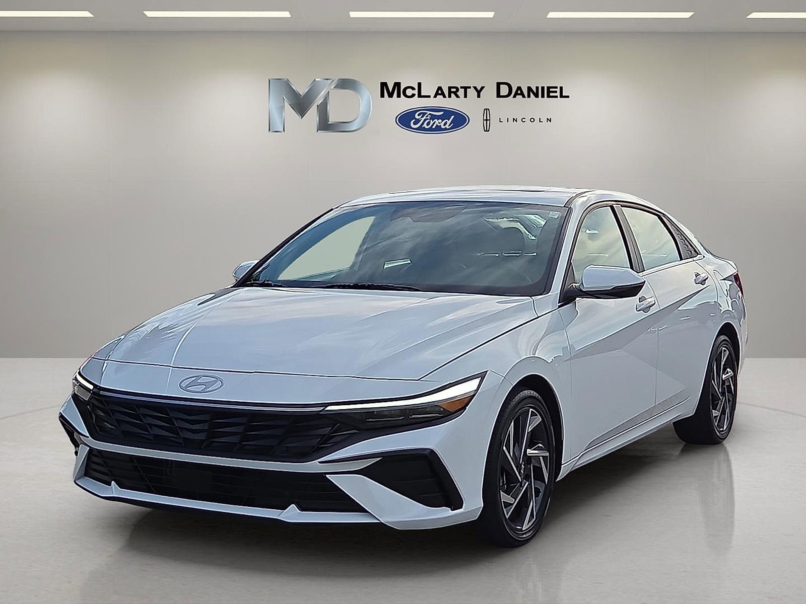 Used 2025 Hyundai Elantra Limited w/ Cargo Package FWD image 2