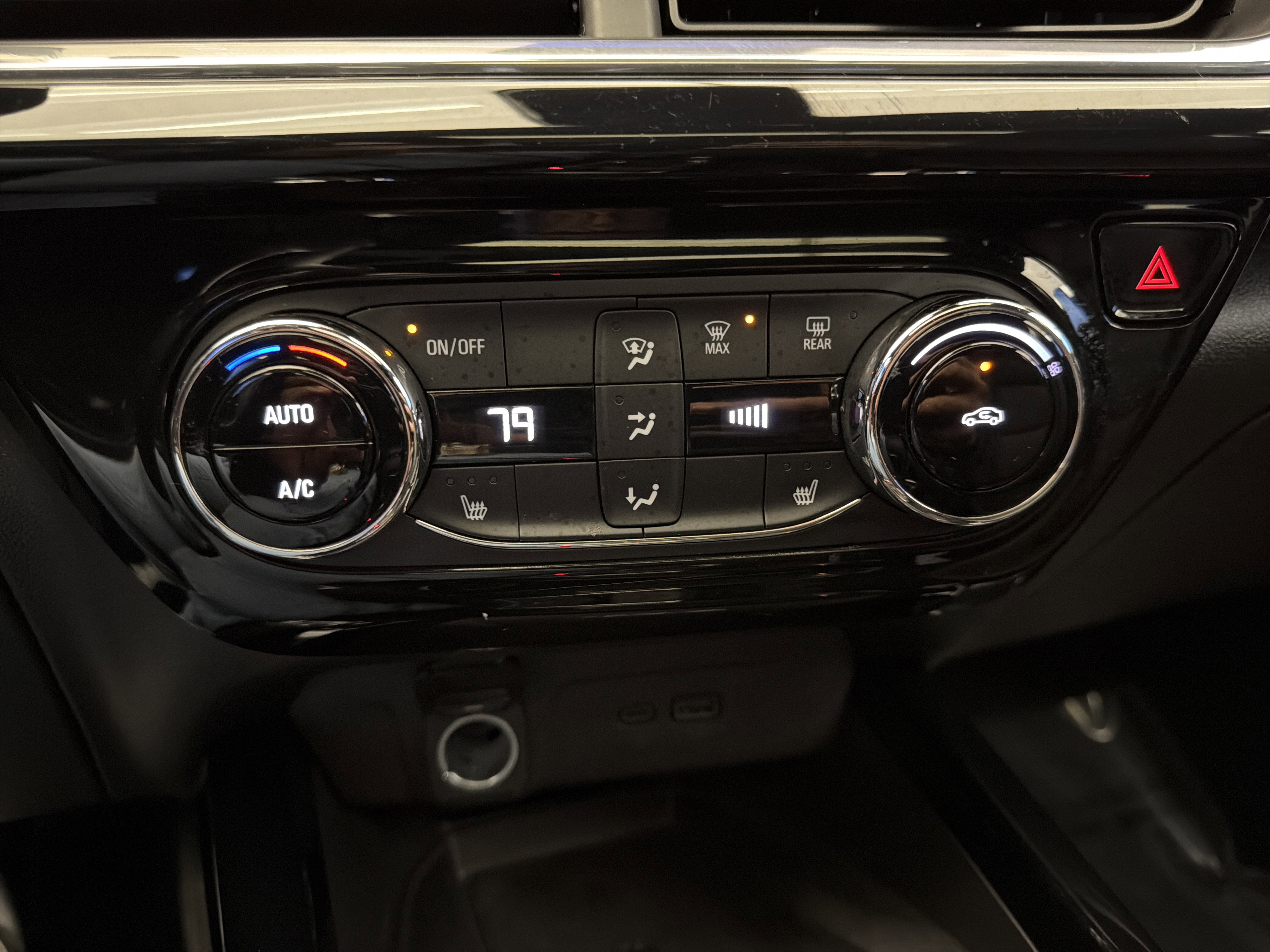 Used 2024 Chevrolet Trax RS w/ Sunroof Package FWD image 20