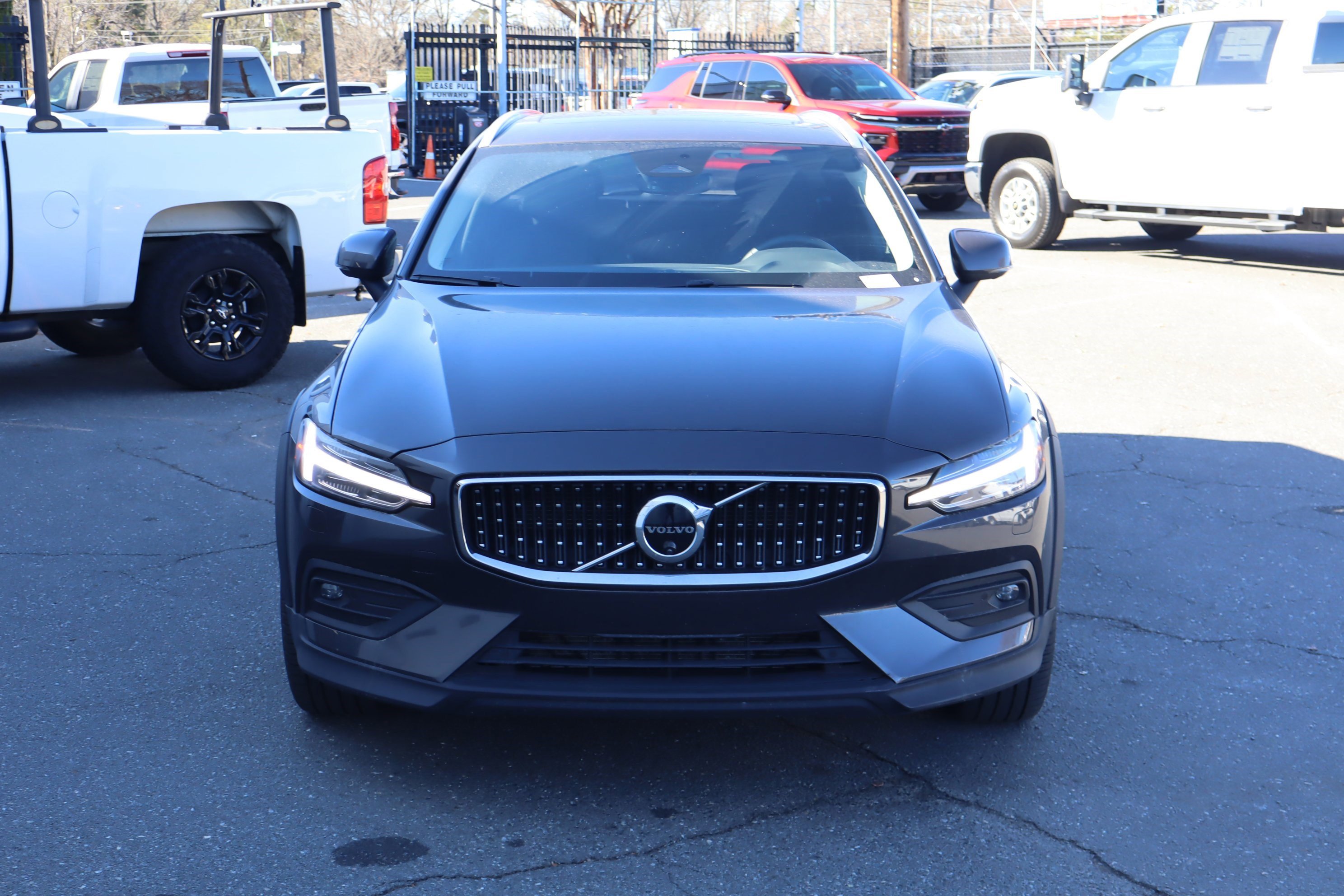 Used 2025 Volvo V60 B5 Cross Country Plus image 3