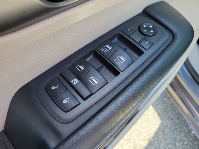 Used 2021 Chrysler Pacifica Touring FWD image 14