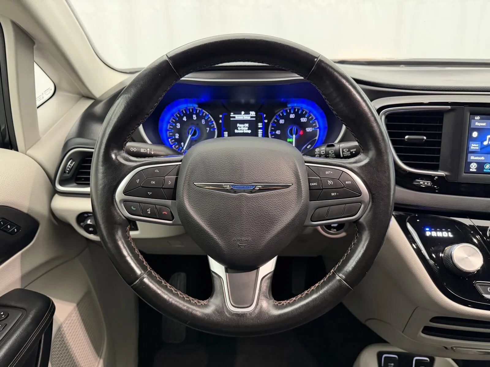Used 2020 Chrysler Pacifica Touring-L FWD image 9