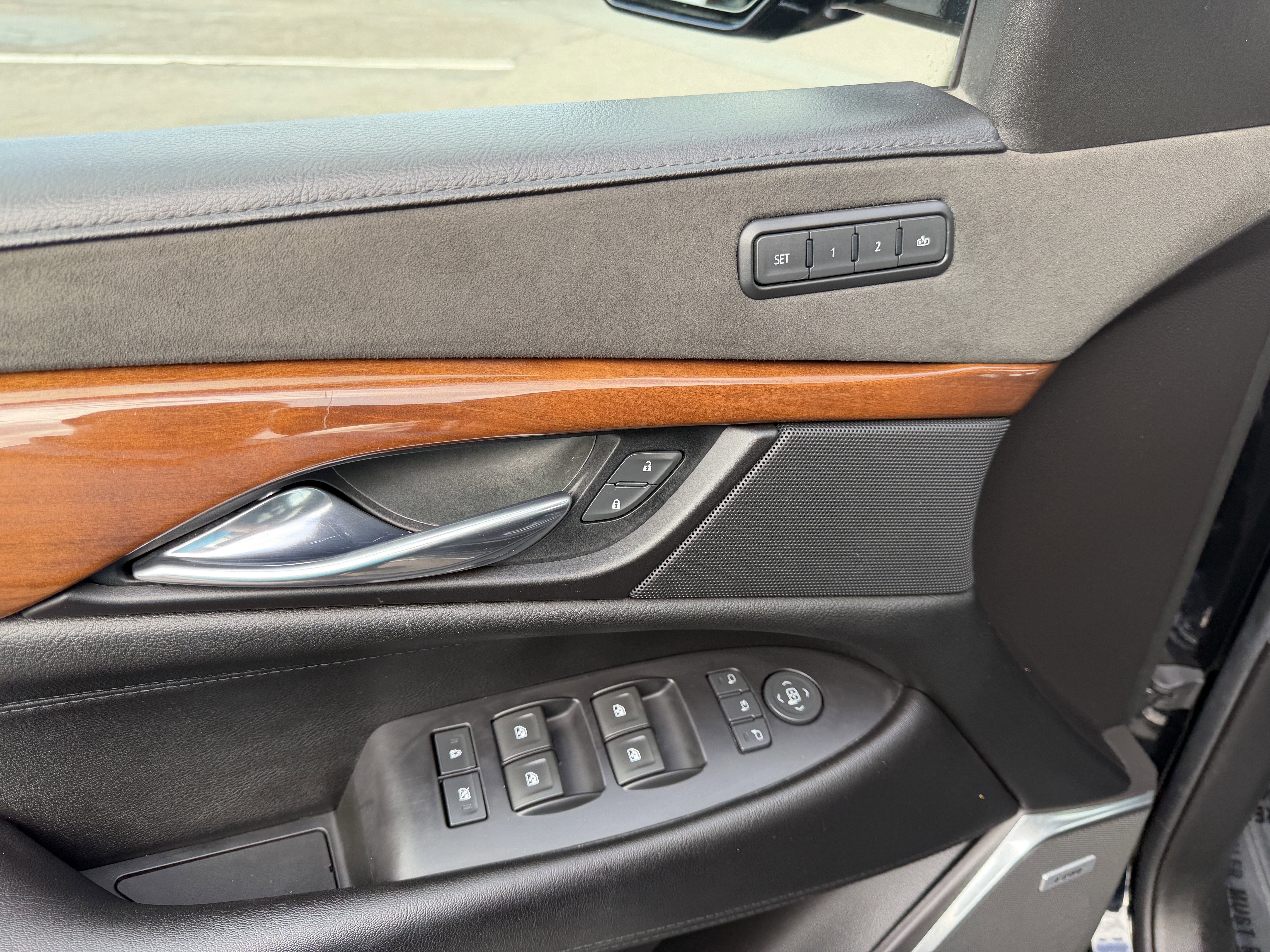 Used 2019 Cadillac Escalade ESV Luxury RWD image 22