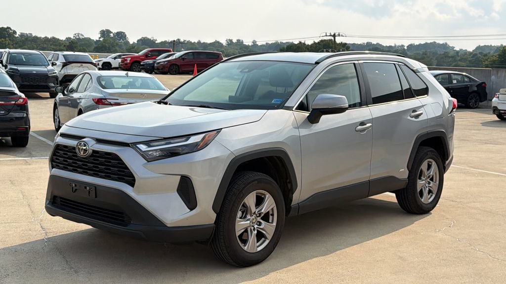 Used 2025 Toyota RAV4 XLE AWD/4WD image 2