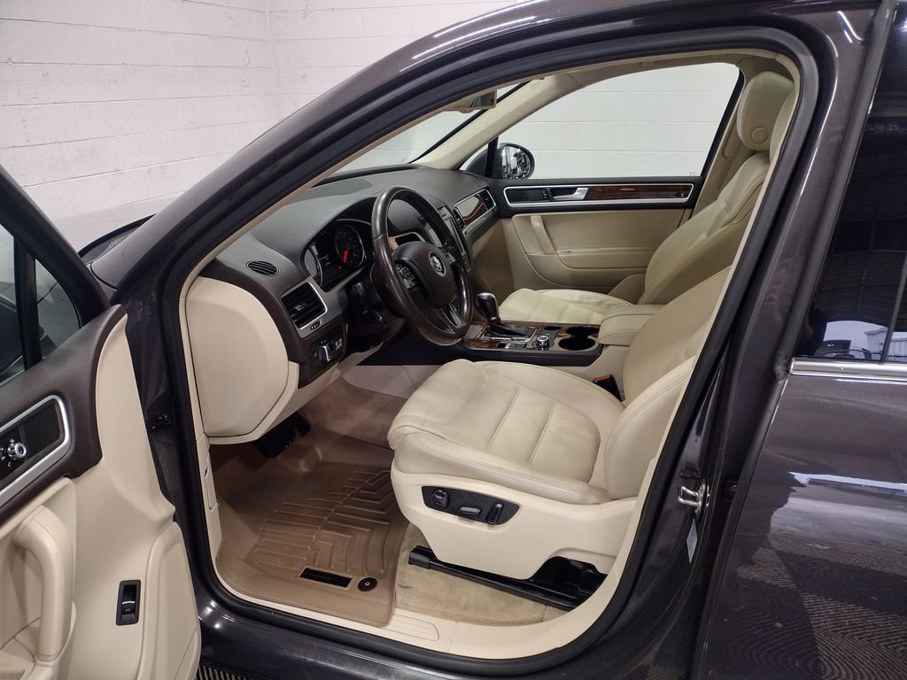 Used 2012 Volkswagen Touareg TDI image 20