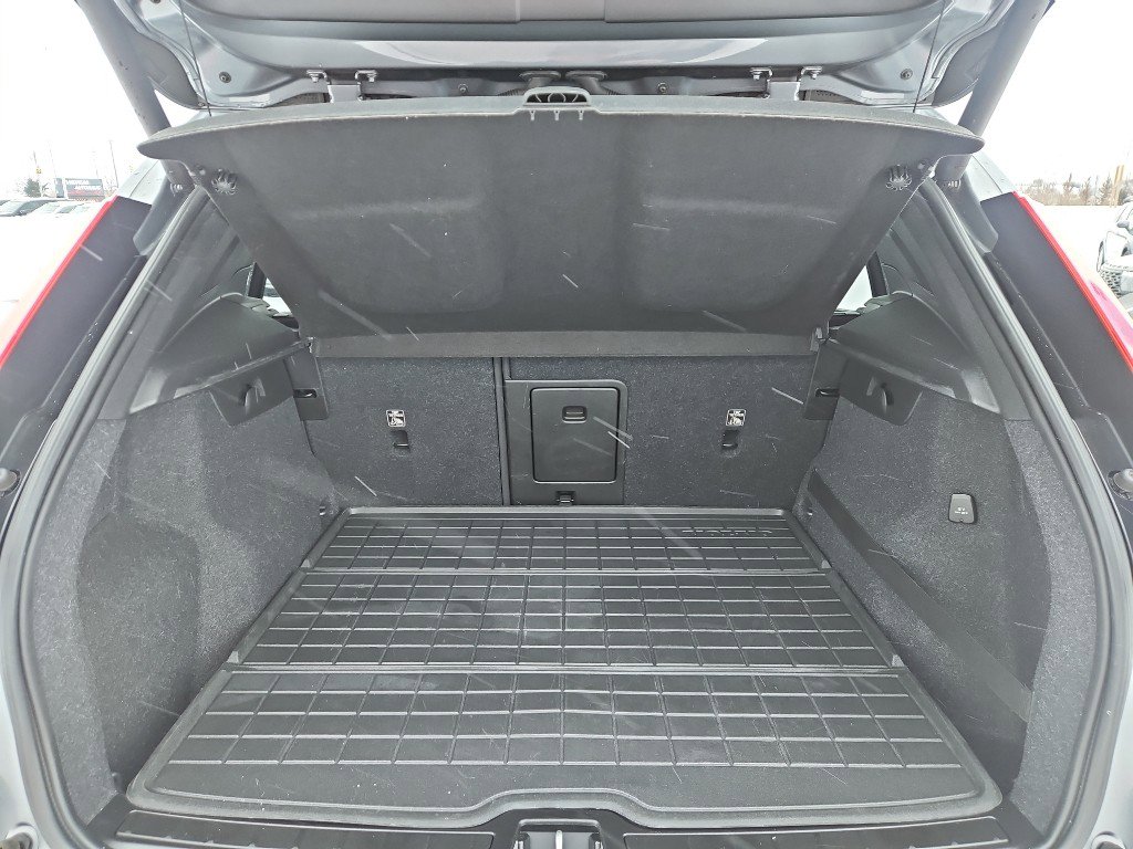 Used 2019 Volvo XC40 T5 Momentum image 15