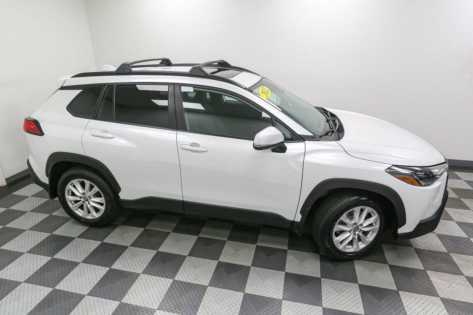 Used 2022 Toyota Corolla Cross LE w/ Moonroof Package AWD/4WD image 5