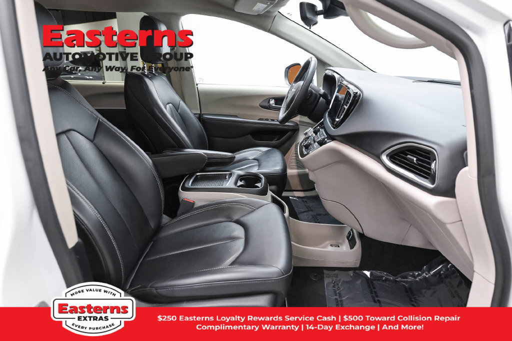 Used 2023 Chrysler Pacifica Touring-L FWD image 24