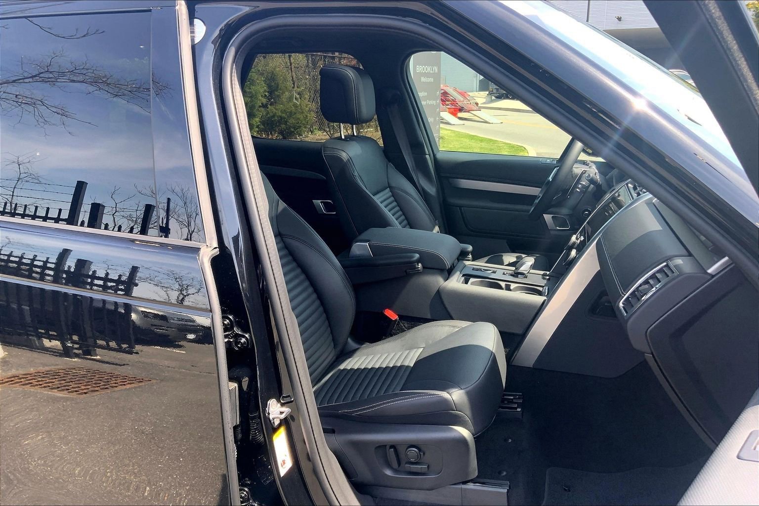 Certified 2025 Land Rover Discovery Dynamic SE AWD/4WD image 8
