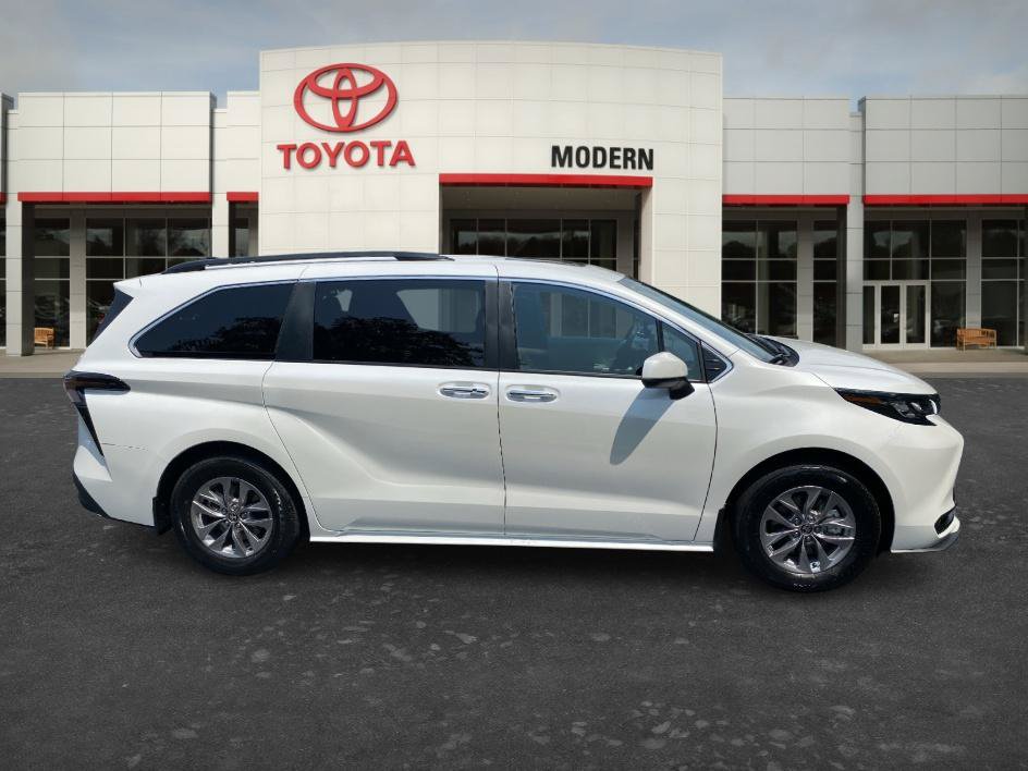 Certified 2026 Toyota Sienna XLE FWD image 4