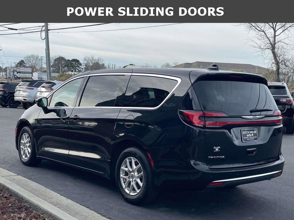 Used 2023 Chrysler Pacifica Touring-L image 5