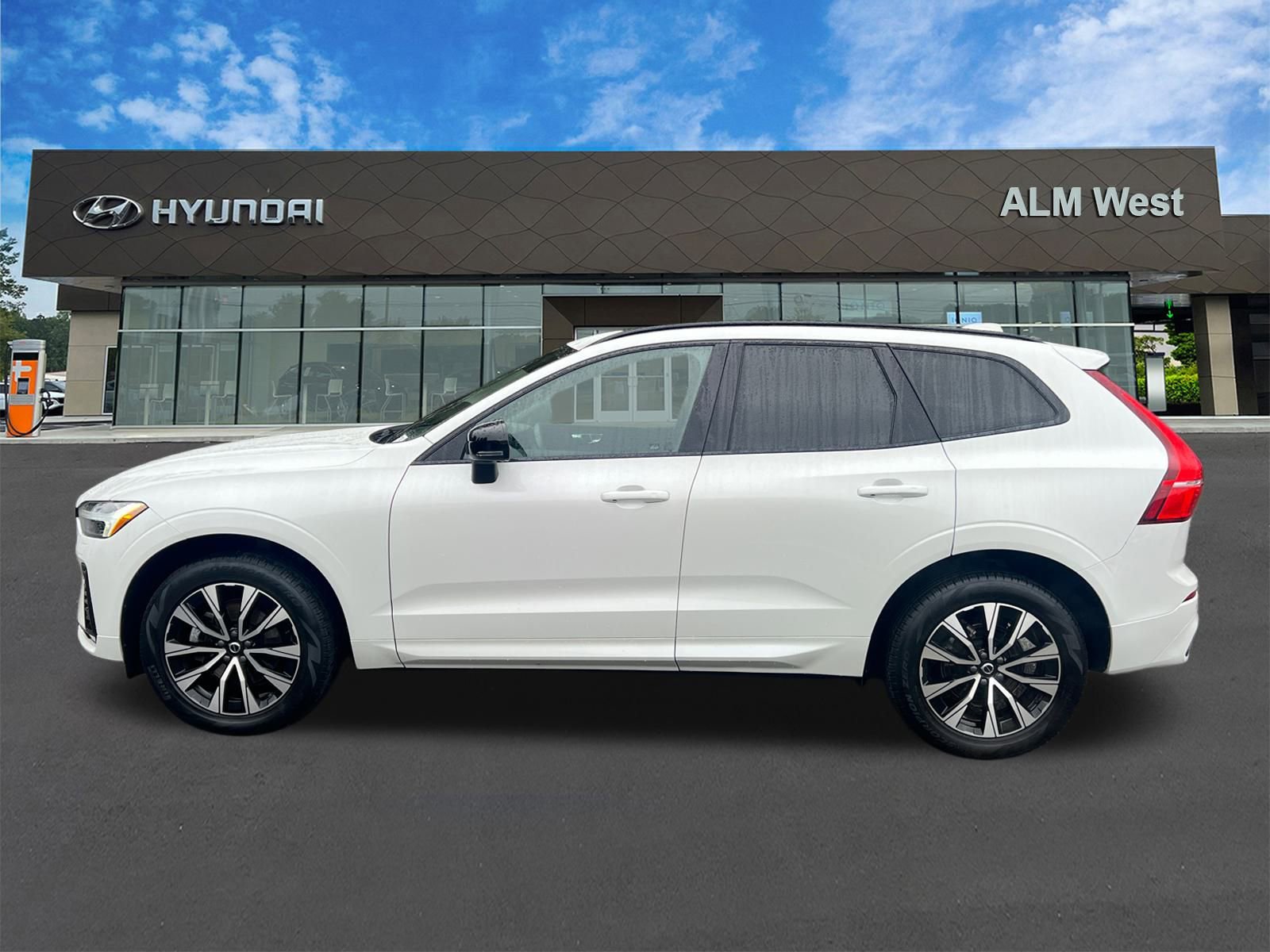 Used 2024 Volvo XC60 B5 Core w/ Protection Package Premier AWD/4WD image 8