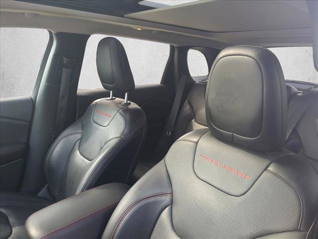 Used 2019 Jeep Cherokee Trailhawk AWD/4WD image 14