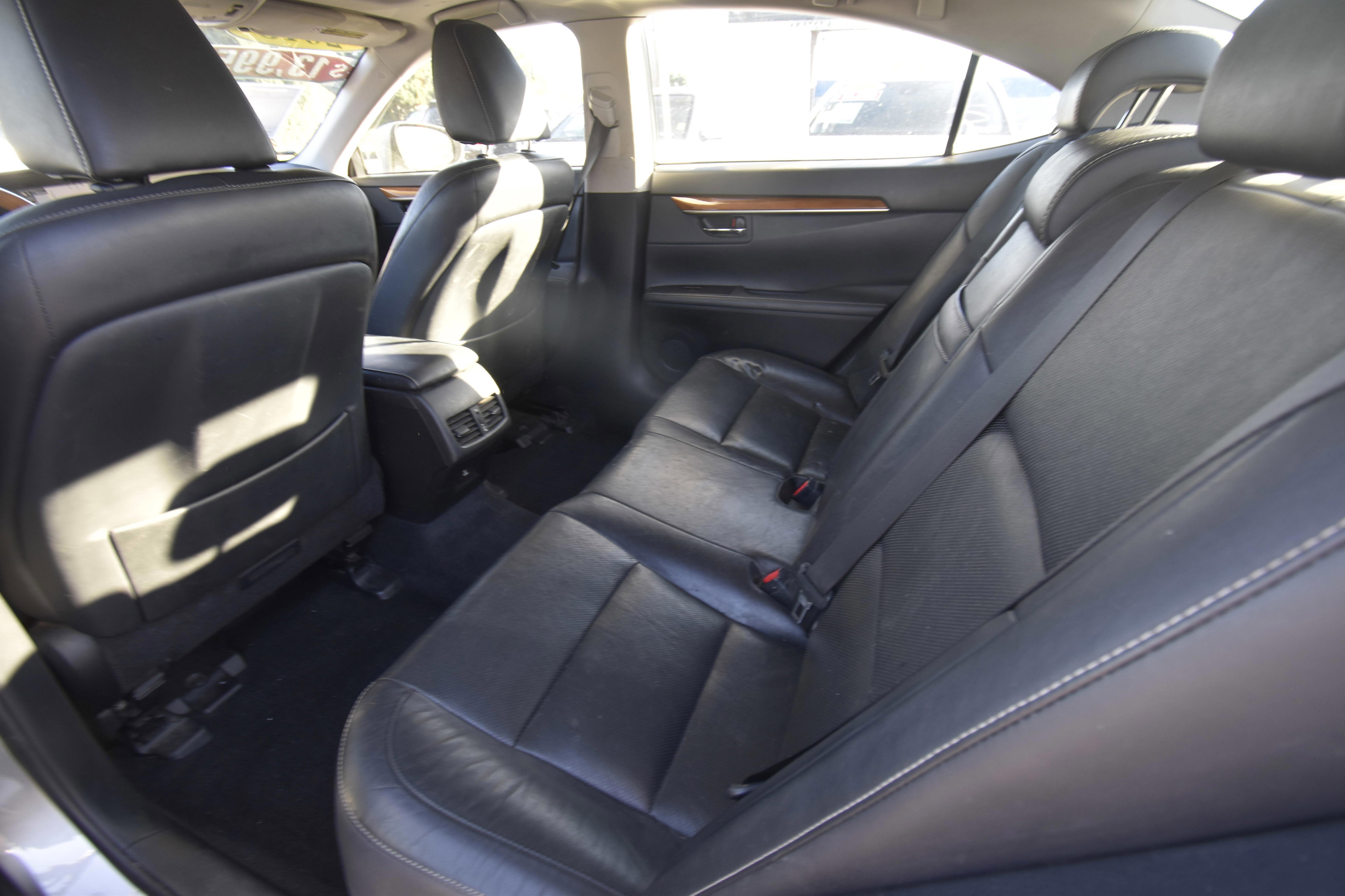 Used 2015 Lexus ES 300h w/ Navigation System Package image 11