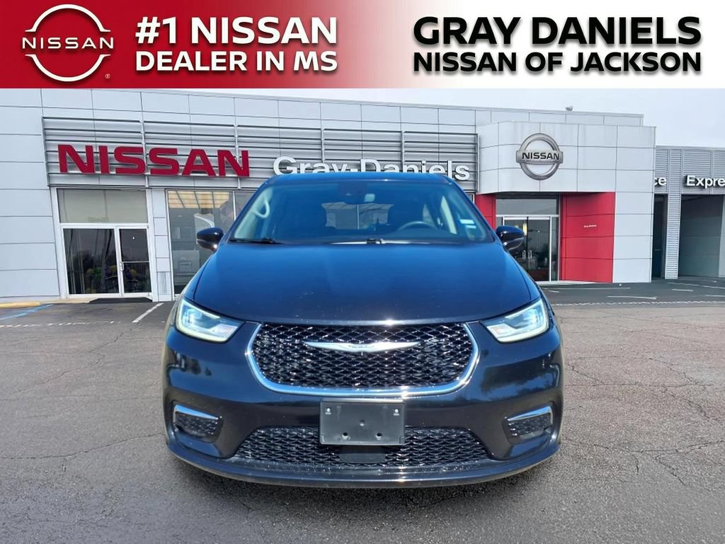 Used 2024 Chrysler Pacifica Touring-L FWD image 2