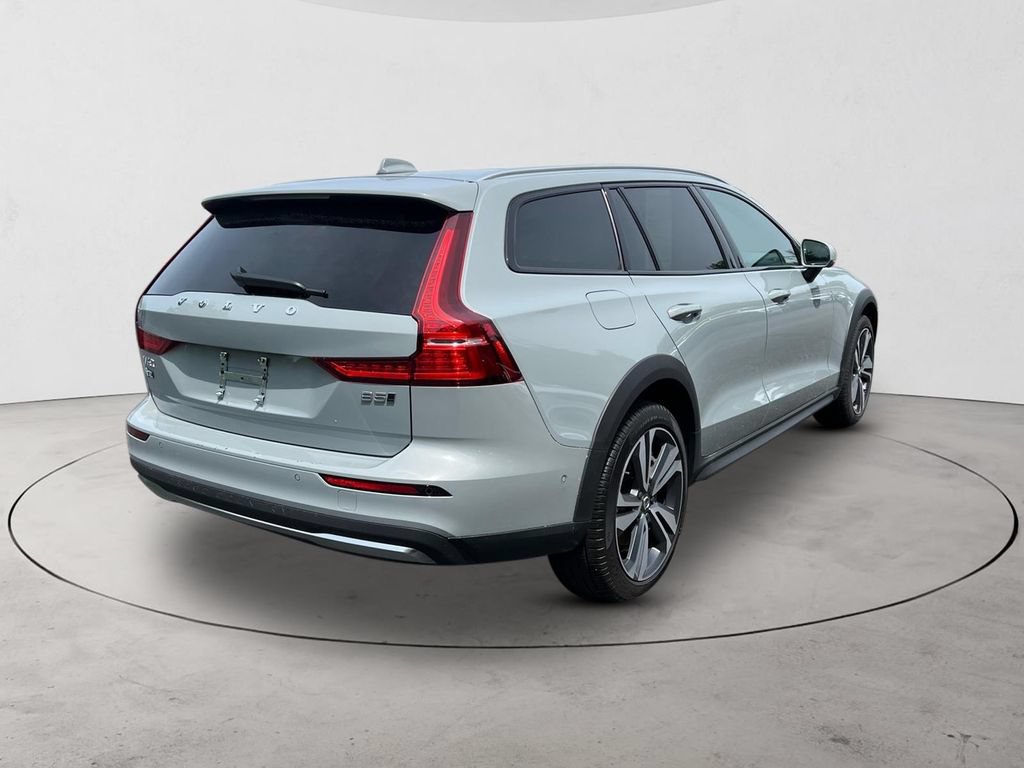 Certified 2025 Volvo V60 B5 Cross Country Plus AWD/4WD image 5