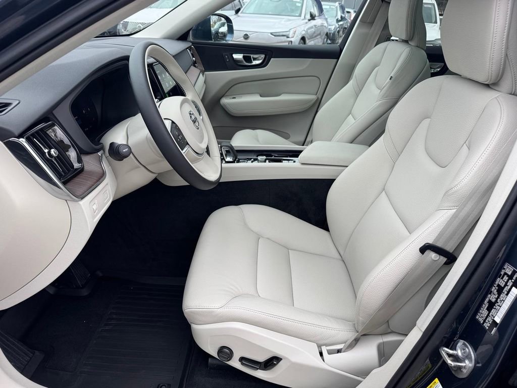 Used 2022 Volvo XC60 B5 Momentum w/ Climate Package image 8