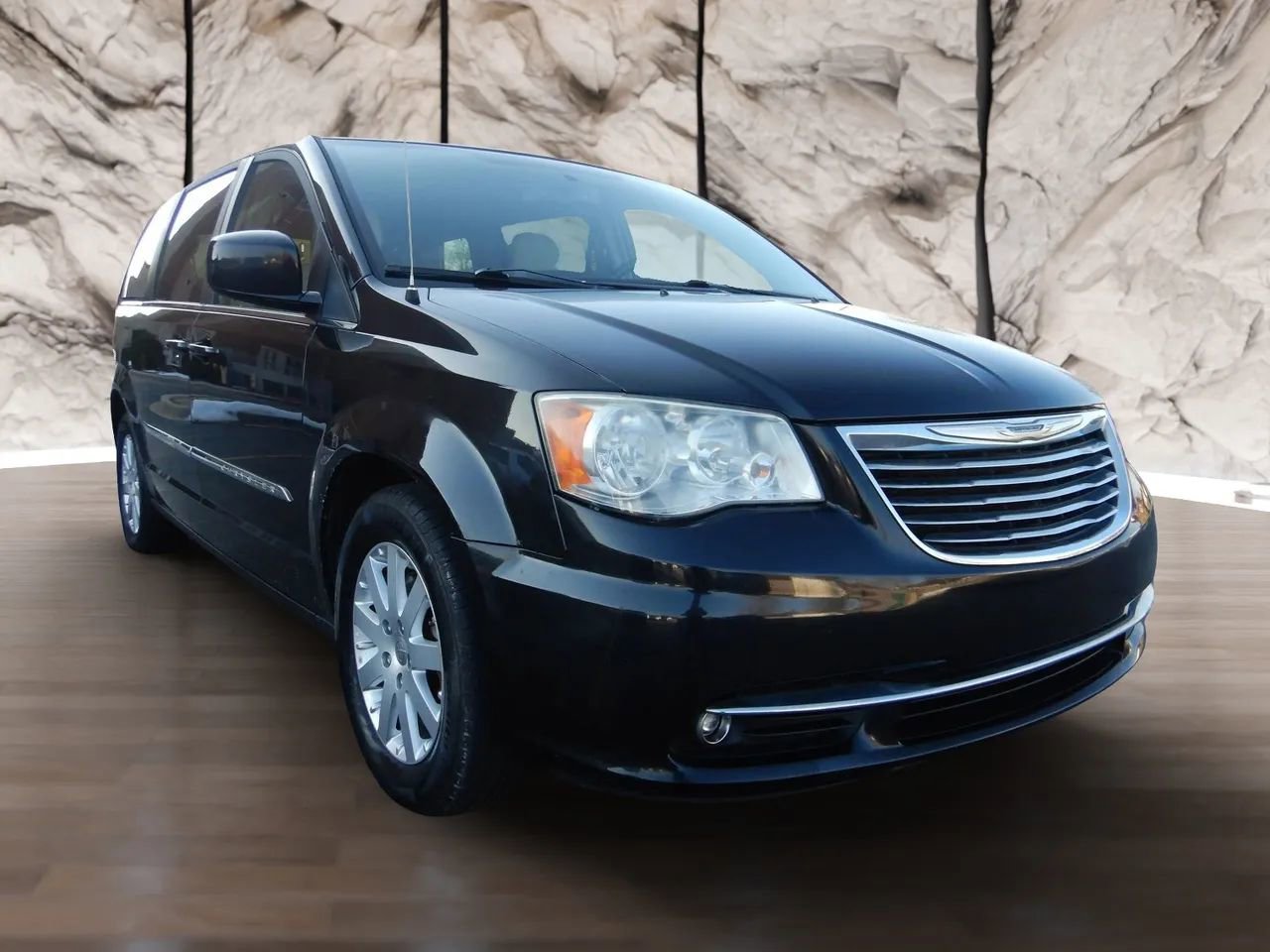 Used 2013 Chrysler Town & Country Touring image 4