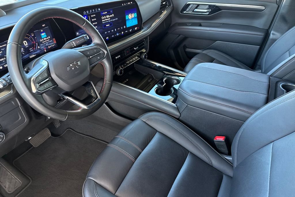 Used 2025 Chevrolet Suburban RST image 5