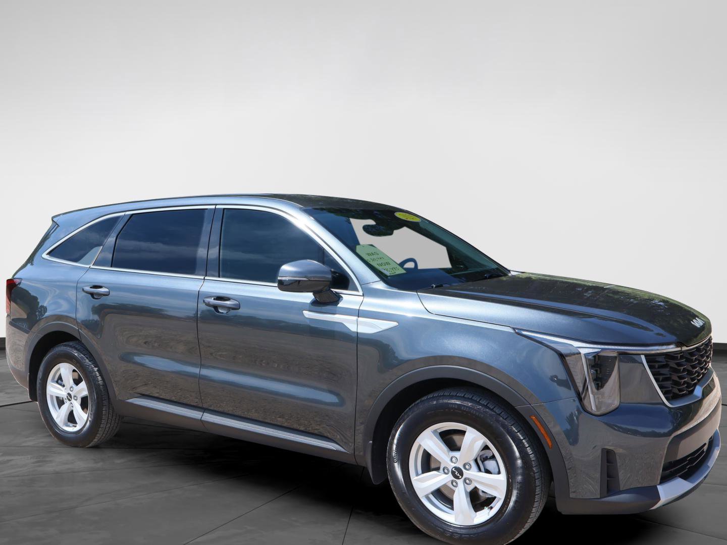 Used 2025 Kia Sorento LX image 2