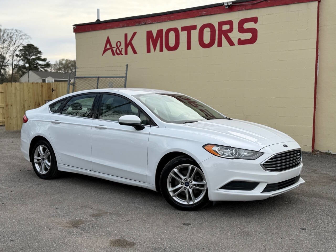 Used 2018 Ford Fusion SE image 1