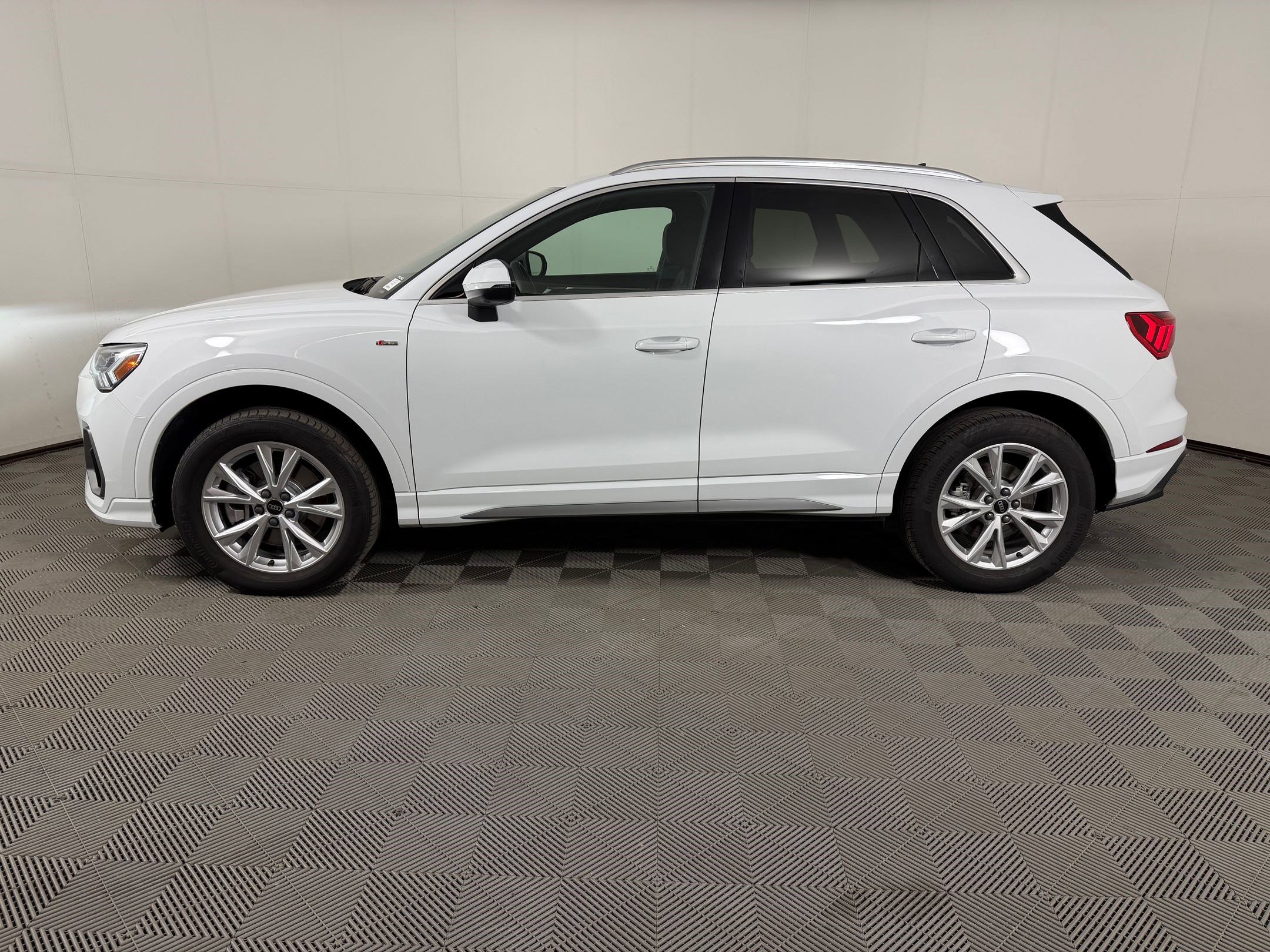 Certified 2023 Audi Q3 2.0T Premium Plus AWD/4WD image 2