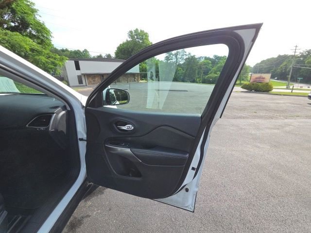 Used 2019 Jeep Cherokee Latitude w/ Popular Appearance Group FWD image 19