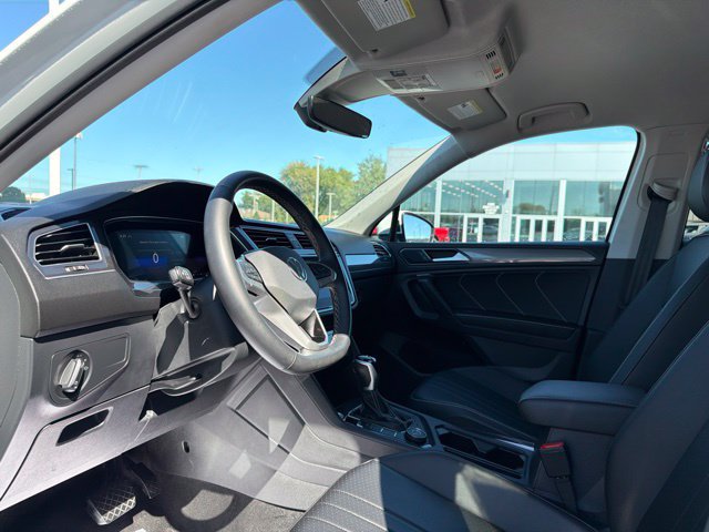Used 2024 Volkswagen Tiguan SE AWD/4WD image 16